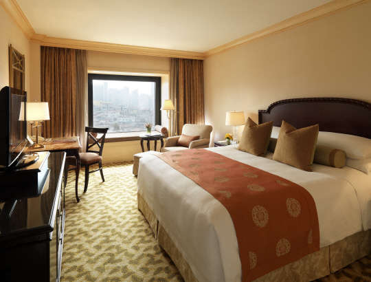 리츠칼튼 서울이 중국 최대의 명절인 춘절을 맞아 중국관광객을 대상으로 2월 1일부터 2월 18일까지 '뉴이어스 프레스티지 겟어웨이'(New Year's Prestige Getaway) 패키지를 실시한다. 이번 춘절 패키지는 이벤트 기간 동안 2박 이상 숙박하는 고객을 대상으로 한다. 투숙 기간 동안 더 가든 조식 뷔페와 옥산 뷔페 저녁 식사를 2인이 이용할 수 있고, 피트니스 클럽과 수영장 이용이 가능하다. 문의 및 예약 02)3451-8114 리츠칼튼 서울 제공